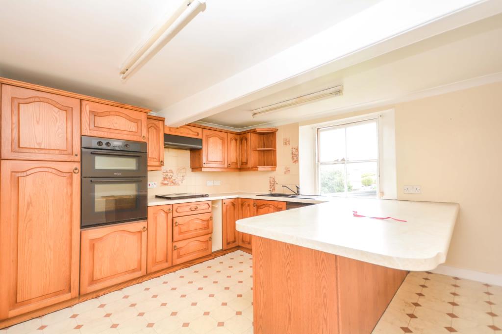 Lot: 87 - FOUR STOREY PROPERTY WITH PERMISSION FOR CONVERSION - Kitchen with wooden units and breakfast bar
